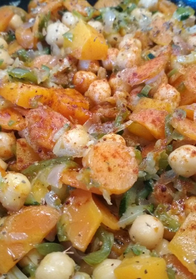 Una foto de Pisto (sin tomate) de verduras con garbanzos
