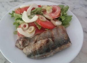 Lomos de Anchoa a la plancha con Ensalada al Yogurt Una foto de Lomos de Anchoa a la plancha con Ensalada al Yogurt