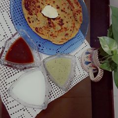 A picture of Besan ke Parathy with chutney.