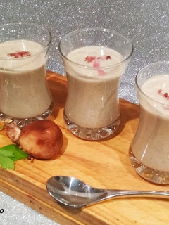 Una foto de Chupito de crema de champiñones con toque de trufa negra