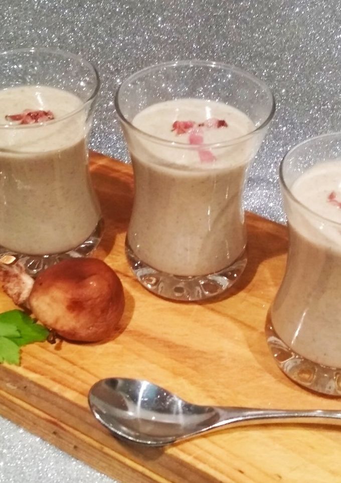 Una foto de Chupito de crema de champiñones con toque de trufa negra
