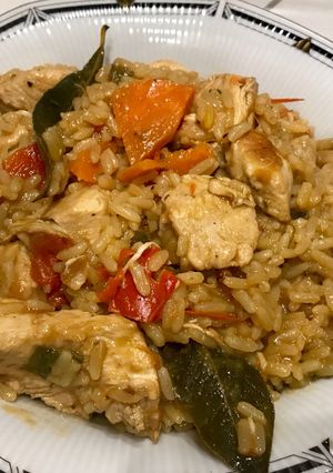 Una foto de Pollo con arroz todo en la misma olla! Muy pero muy sabroso!! Facilísimo!!
