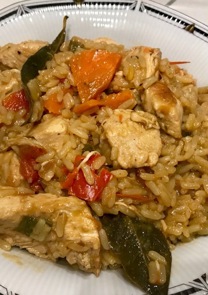 Una foto de Pollo con arroz todo en la misma olla! Muy pero muy sabroso!! Facilísimo!!