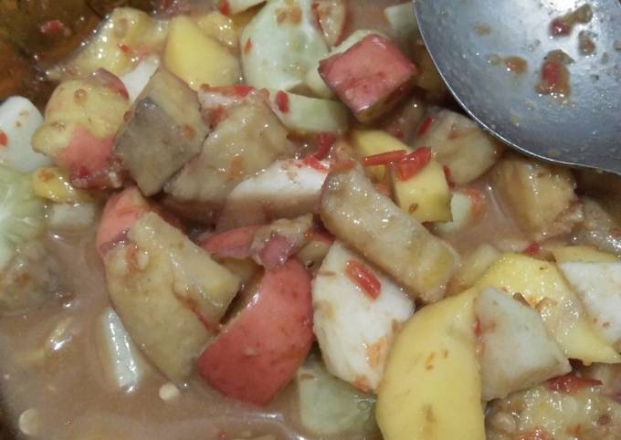 Rujak Pedas Petis Campur Kacang