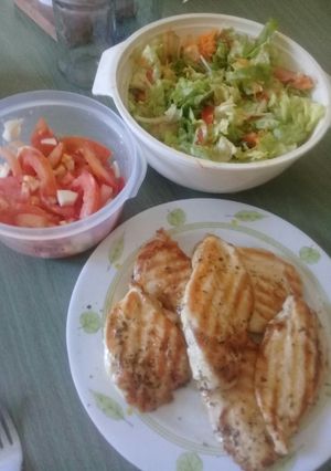 Una foto de Churrasquitos de Pollo con ensaladas