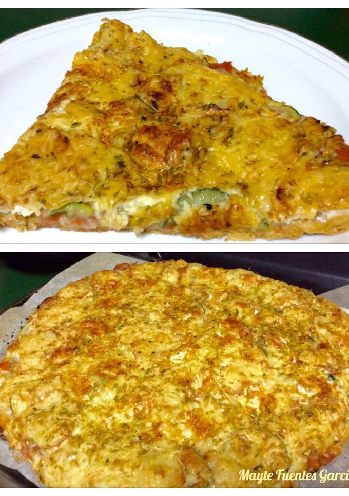 Una foto de Pizza de calabacín, cebolla y quesos