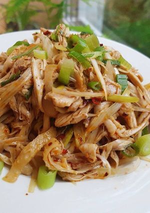 Hình của món Nộm gà xé Tứ Xuyên.