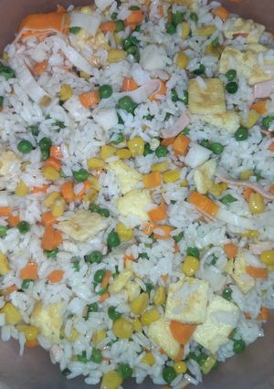 Una foto de Arroz tres delicias con rollito de primavera y pollo agridulce