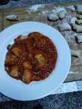 Ñoquis de papas rústicas con salsa de tomates con carne