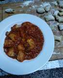 Ñoquis de papas rústicas con salsa de tomates con carne