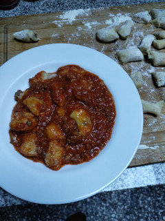 Una foto de Ñoquis de papas rústicas con salsa de tomates con carne