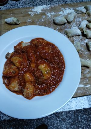 Una foto de Ñoquis de papas rústicas con salsa de tomates con carne