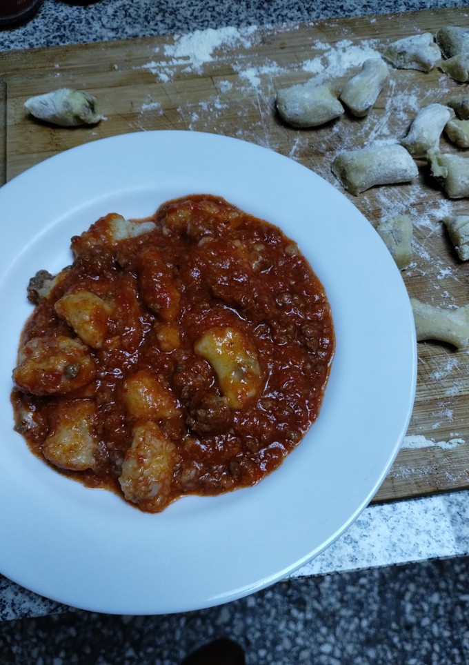 Una foto de Ñoquis de papas rústicas con salsa de tomates con carne