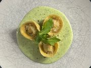 Una foto di tortellini burro