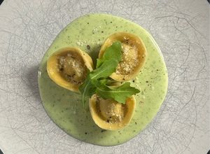Foto di Cappelletti Ripieni di Bresaola e Mascarpone su Crema di Rucola