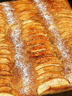 Una foto de Torta de manzana y pasas