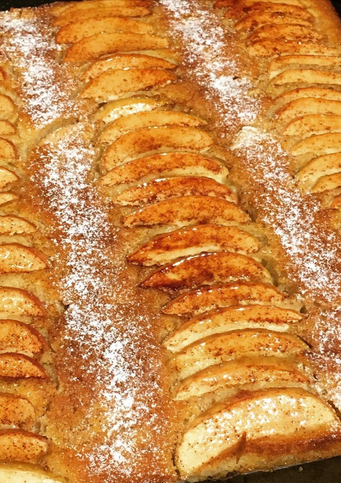 Una foto de Torta de manzana y pasas