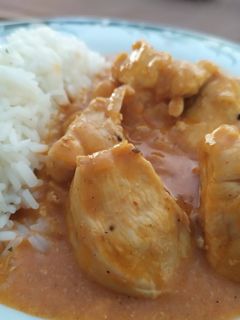 Una foto de Pollo al curry rojo con arroz basmati, superfácil!