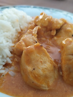 Una foto de Pollo al curry rojo con arroz basmati, superfácil!
