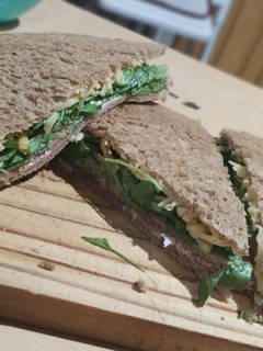 Una foto de Sándwich de miga de Rúcula y Jamón crudo