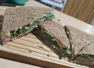 Una foto de Sándwich de miga de Rúcula y Jamón crudo