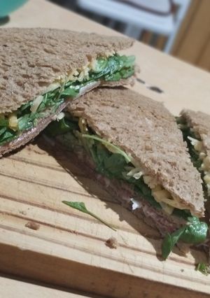 Una foto de Sándwich de miga de Rúcula y Jamón crudo