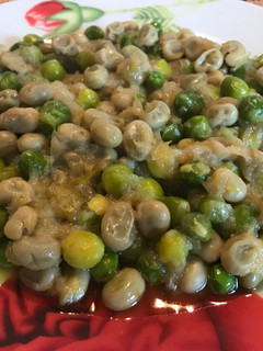 Una foto de Habitas y guisantes encebollados