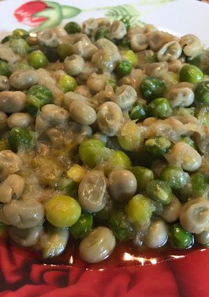 Una foto de Habitas y guisantes encebollados