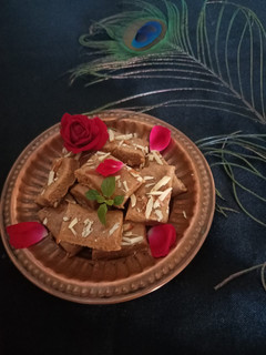 बचे हुए घी के मावा की बर्फी (bbache huye ghee ke mawa ki barfi recipe in Hindi) रेसिपी मुख्य फोटो