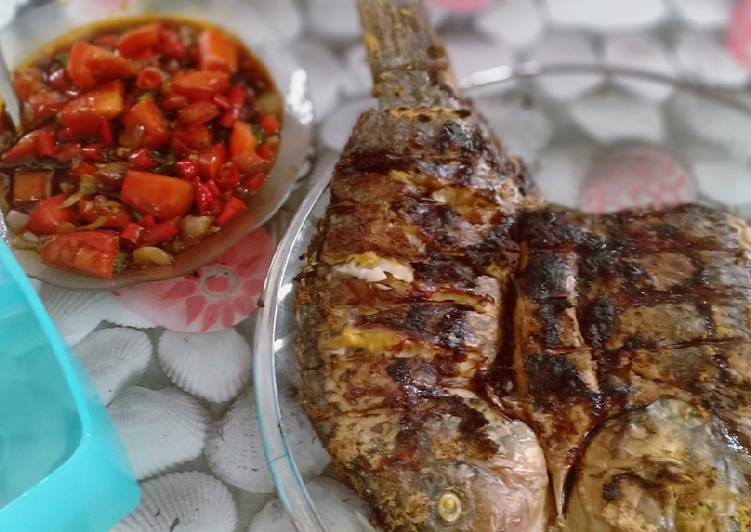 Ikan jahir bakar dan sambal kecap goreng