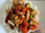 Una foto de pechuga de pollo con champiñón y cebollino