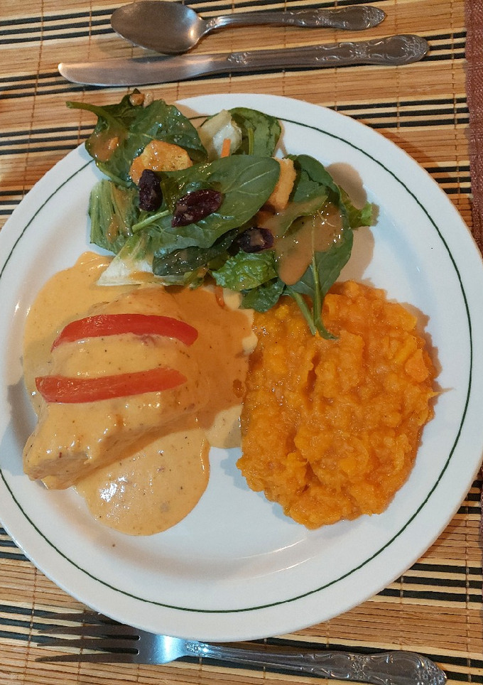 Una foto de Pechugas en salsa de queso rellenas con paté