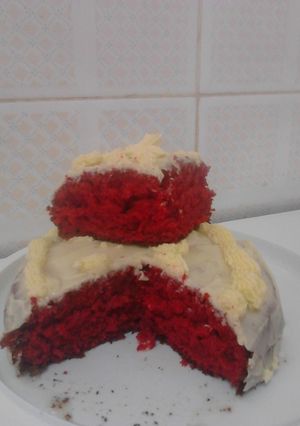 A picture of Red velvet cake,coated with buttercream.
