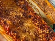 Una foto de lasagna de carne y zanahoria