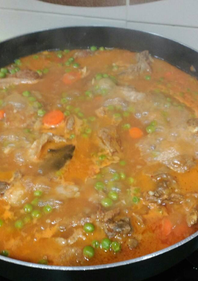 Una foto de Cordero con guisantes