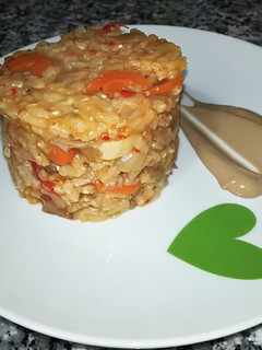 Una foto de Arroz meloso con solomillo, setas y alioli de ajo negro
