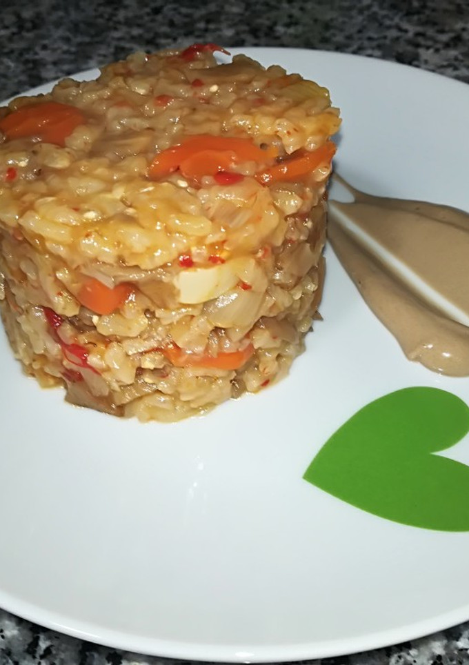 Una foto de Arroz meloso con solomillo, setas y alioli de ajo negro