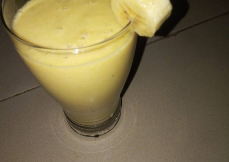 Step-by-Step Guide to Prepare Homemade Banana + mango smoothie