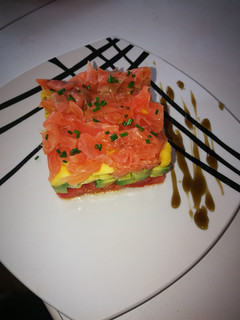 Una foto de Tartar de salmón con mango!