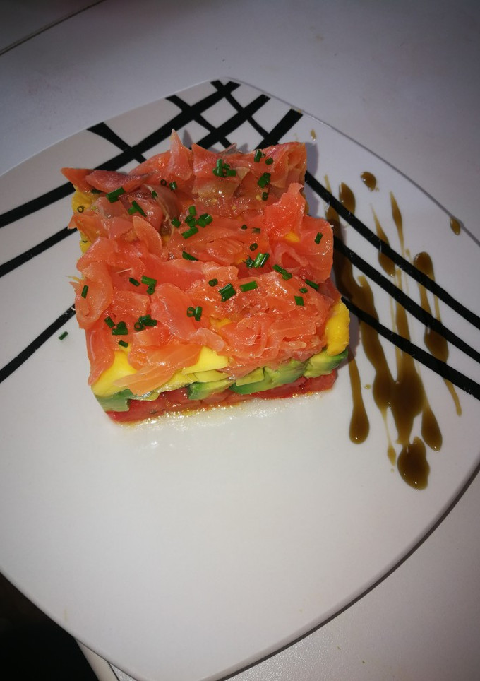 Una foto de Tartar de salmón con mango!