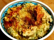 Una foto de pasta tahini