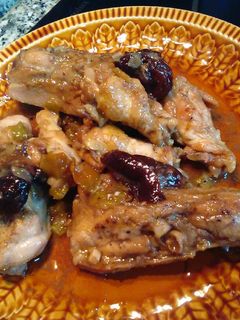 Una foto de Guiso de contramuslos de pollo y jamoncitos con ciruelas