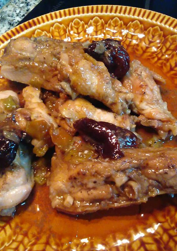 Una foto de Guiso de contramuslos de pollo y jamoncitos con ciruelas