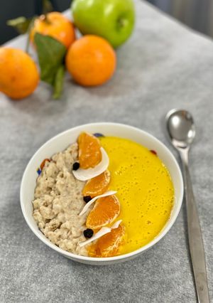 Une photo de Smoothie-porridge bowl, pommes & clementine