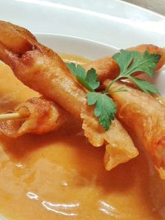 Una foto de Crujiente de langostinos sobre crema de marisco