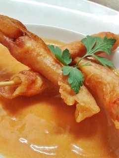 Una foto de Crujiente de langostinos sobre crema de marisco