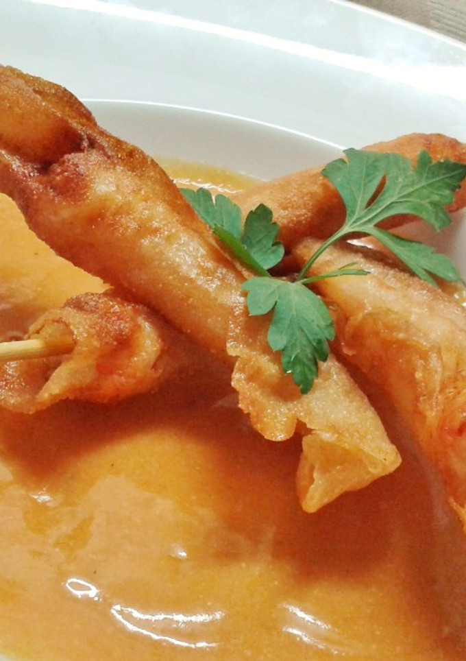 Una foto de Crujiente de langostinos sobre crema de marisco