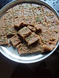 સુખડી (Sukhdi Recipe In Gujarati) રેસીપી મુખ્ય ફોટો