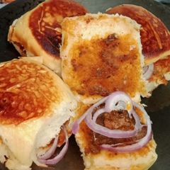 A picture of Bun kaleji.