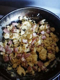 Una foto de Huevos Revueltos con Mortadela